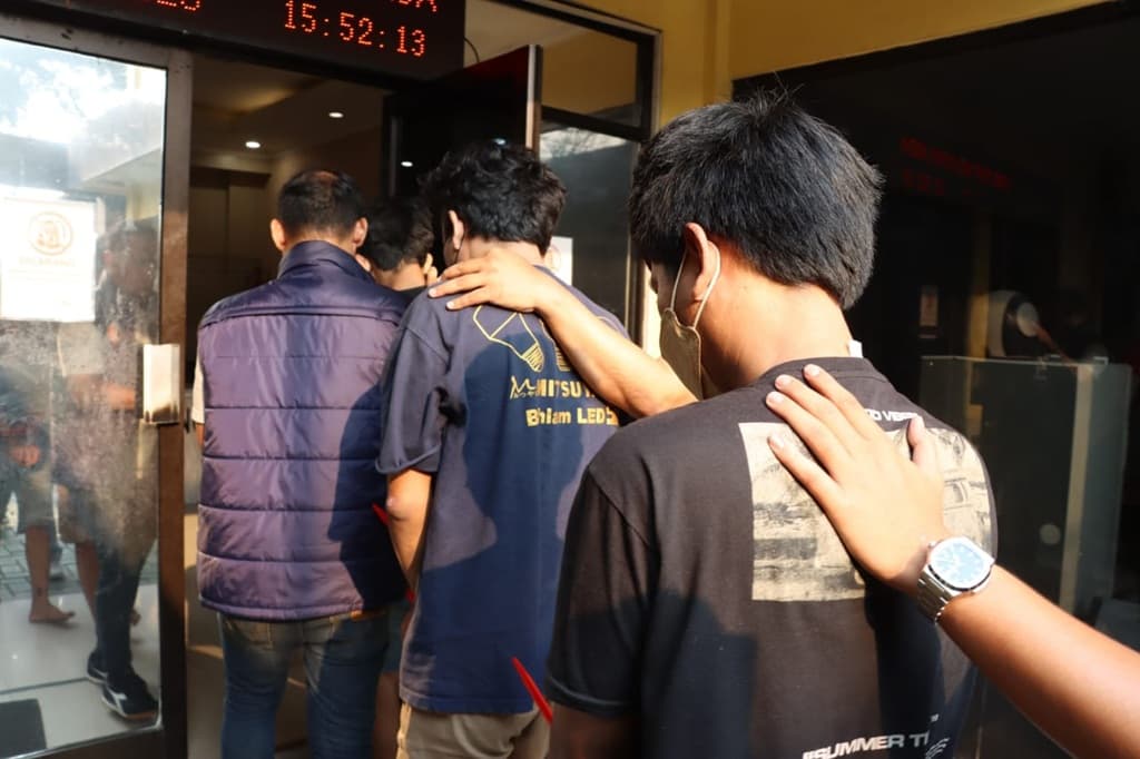 Komplotan Begal di Cengkareng Jakbar Ditangkap, Modus Tuduh Korban Aniaya Keluarganya Komplotan Begal di Cengkareng Jakbar Ditangkap, Modus Tuduh Korban Aniaya Keluarganya