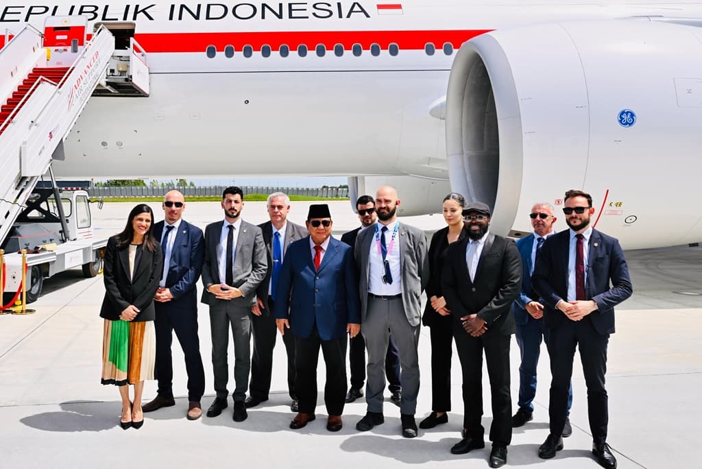Momen Prabowo Foto Bareng Pengawal Prancis Sebelum Pulang ke Tanah Air Momen Prabowo Foto Bareng Pengawal Prancis Sebelum Pulang ke Tanah Air