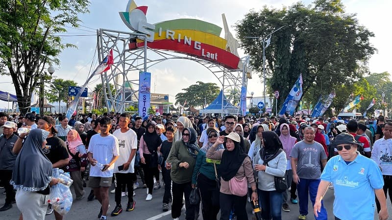 Fun Walk HUT ke-76 Kotabaru: Ribuan Warga Ikuti Jalan Sehat dan Tukar Sampah Plastik dengan Sembako Fun Walk HUT ke-76 Kotabaru: Ribuan Warga Ikuti Jalan Sehat dan Tukar Sampah Plastik dengan Sembako