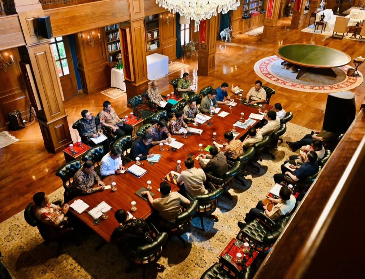 Usai Tinjau Lokasi Bencana, Prabowo Kumpulkan Para Menteri di Hambalang Usai Tinjau Lokasi Bencana, Prabowo Kumpulkan Para Menteri di Hambalang