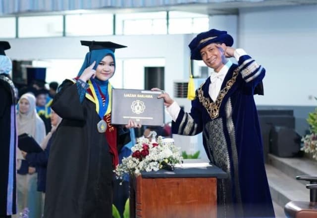 Mahasiswa Cantik Wan Sabrina Mayzura dari Jurusan Teknik ITS Berhasil Wisuda di Usia Termuda Mahasiswa Cantik Wan Sabrina Mayzura dari Jurusan Teknik ITS Berhasil Wisuda di Usia Termuda