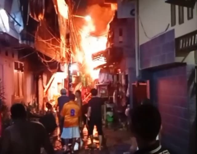 Rumah Terbakar di Grogol Petamburan, 20 Damkar Dikerahkan Rumah Terbakar di Grogol Petamburan, 20 Damkar Dikerahkan