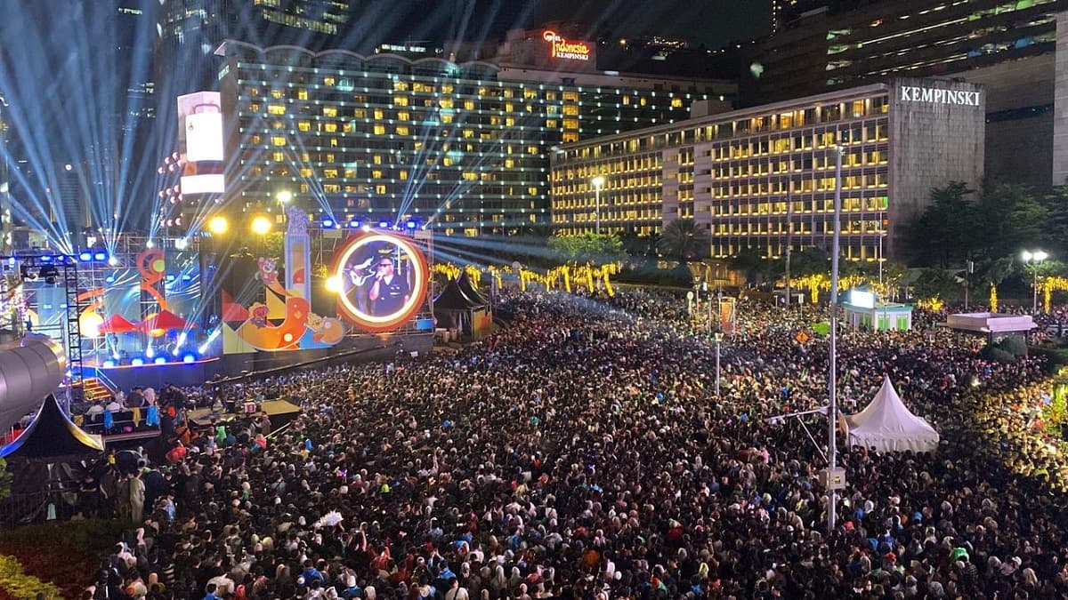 Penampakan Lautan Manusia di Bundaran HI Rayakan Malam Pergantian Tahun Penampakan Lautan Manusia di Bundaran HI Rayakan Malam Pergantian Tahun