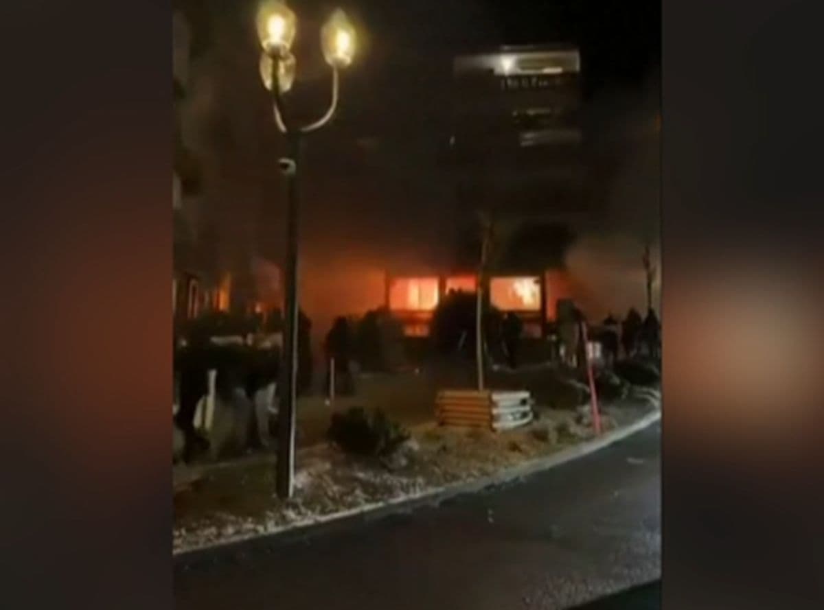 Ledakan Dahsyat di Bar Swiss saat Pesta Malam Tahun Baru, 10 Orang Tewas Ledakan Dahsyat di Bar Swiss saat Pesta Malam Tahun Baru, 10 Orang Tewas