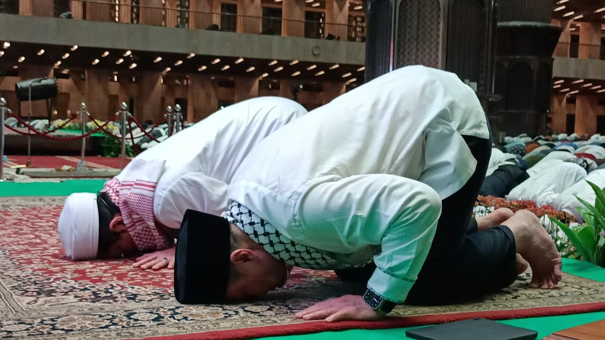 Momen Menag dan Jamaah Sujud Syukur Sambut Tahun 2026 di Masjid Istiqlal Momen Menag dan Jamaah Sujud Syukur Sambut Tahun 2026 di Masjid Istiqlal