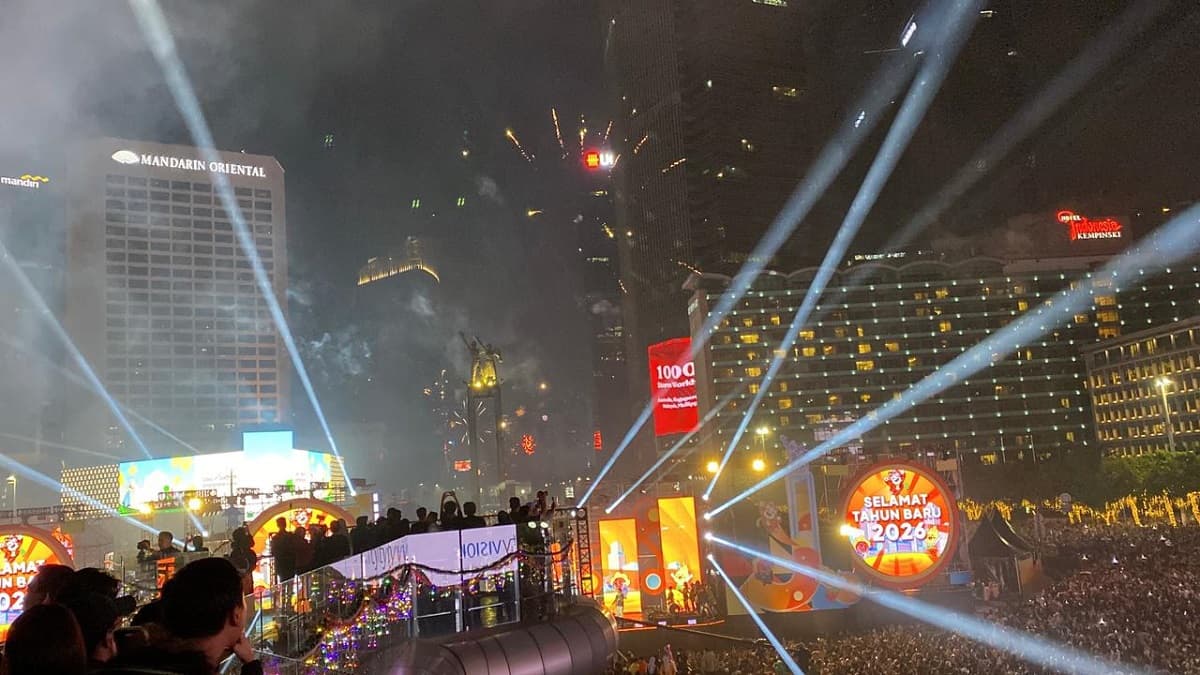 Meski Dilarang, Kembang Api Tetap Meriahkan Malam Tahun Baru di Bundaran HI Meski Dilarang, Kembang Api Tetap Meriahkan Malam Tahun Baru di Bundaran HI