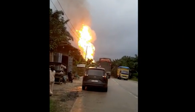 Pipa Gas PT TGI Meledak, Jalan Lintas Timur Riau–Jambi Ditutup Pipa Gas PT TGI Meledak, Jalan Lintas Timur Riau–Jambi Ditutup