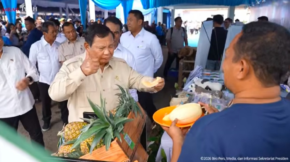 Hadiri Panen Raya, Presiden Prabowo Coba Buah dan Susu Sebelum Deklarasi Swasembada Pangan Hadiri Panen Raya, Presiden Prabowo Coba Buah dan Susu Sebelum Deklarasi Swasembada Pangan