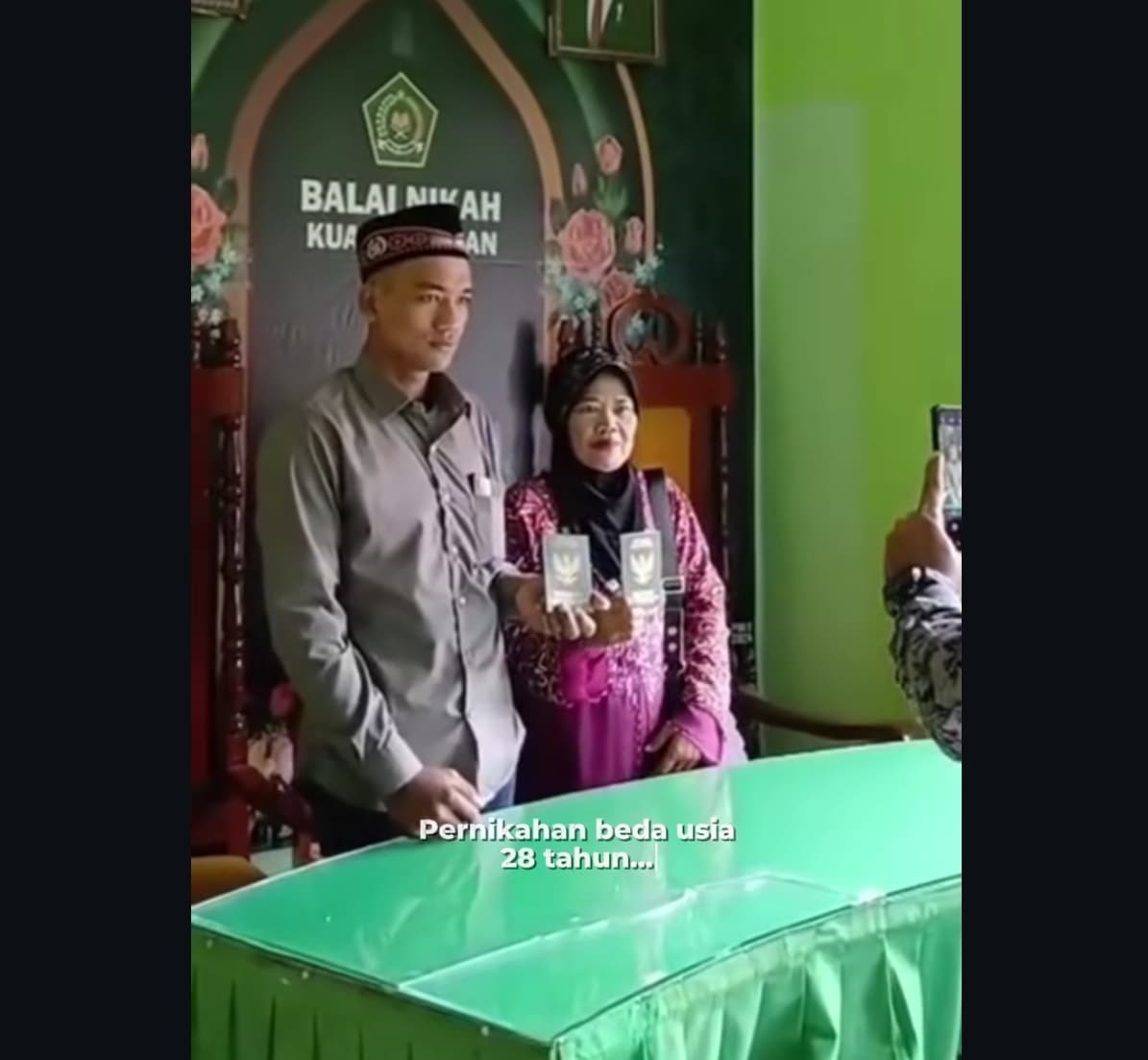 Viral Video Pemuda Berusia 30 Tahun Menikahi Nenek Usia 58, Janda Cucu 2 Viral Video Pemuda Berusia 30 Tahun Menikahi Nenek Usia 58, Janda Cucu 2