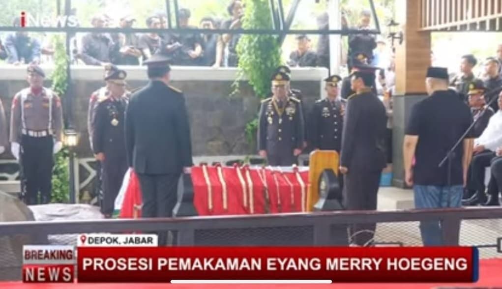 Sebelum Dimakamkan, Istri Hoegeng Dapat Anugerah Tanda Kehormatan Bintang Bhayangkara Pratama Sebelum Dimakamkan, Istri Hoegeng Dapat Anugerah Tanda Kehormatan Bintang Bhayangkara Pratama