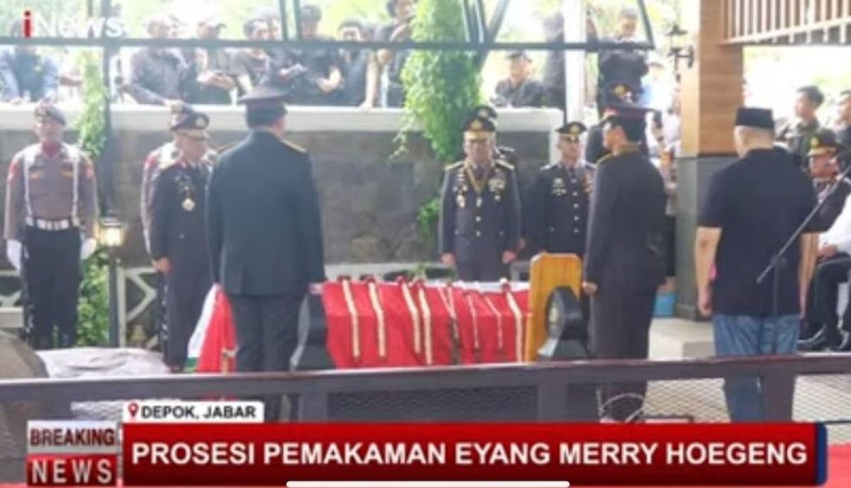 Diiringi Tembakan Salvo, Istri Jenderal Hoegeng Dimakamkan di Samping Pusara sang Suami Diiringi Tembakan Salvo, Istri Jenderal Hoegeng Dimakamkan di Samping Pusara sang Suami