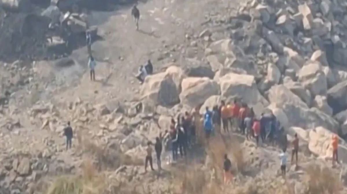 Ledakan Tambang Lubang Tikus di India Tewaskan Setidaknya 18 Orang Ledakan Tambang Lubang Tikus di India Tewaskan Setidaknya 18 Orang