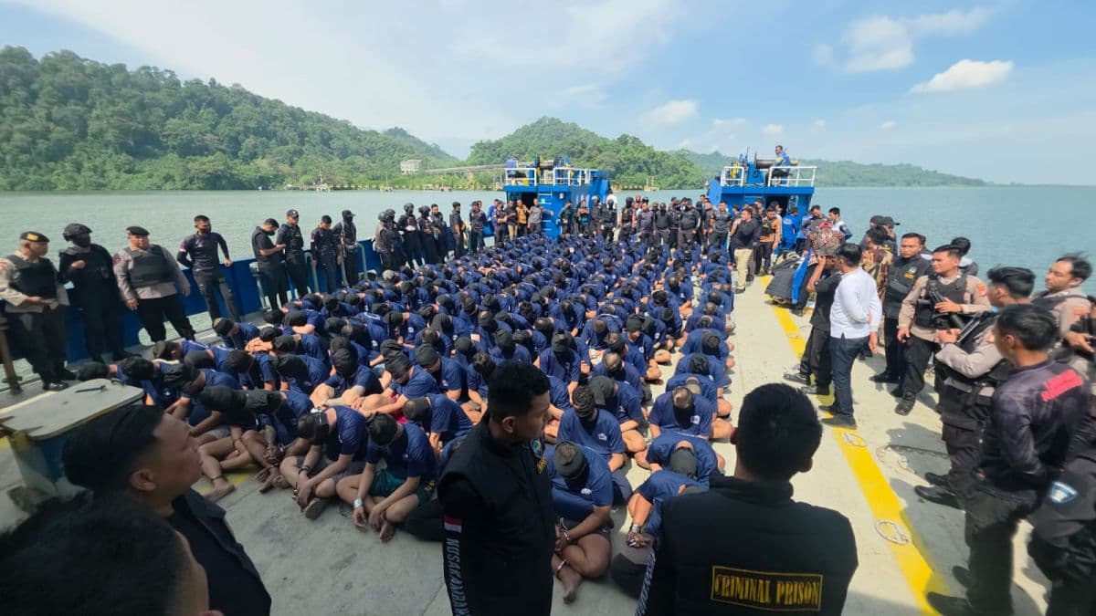 Operasi Senyap, 200 Napi "Kelas Berat" di Jakarta Dipindahkan ke Nusakambangan Operasi Senyap, 200 Napi "Kelas Berat" di Jakarta Dipindahkan ke Nusakambangan