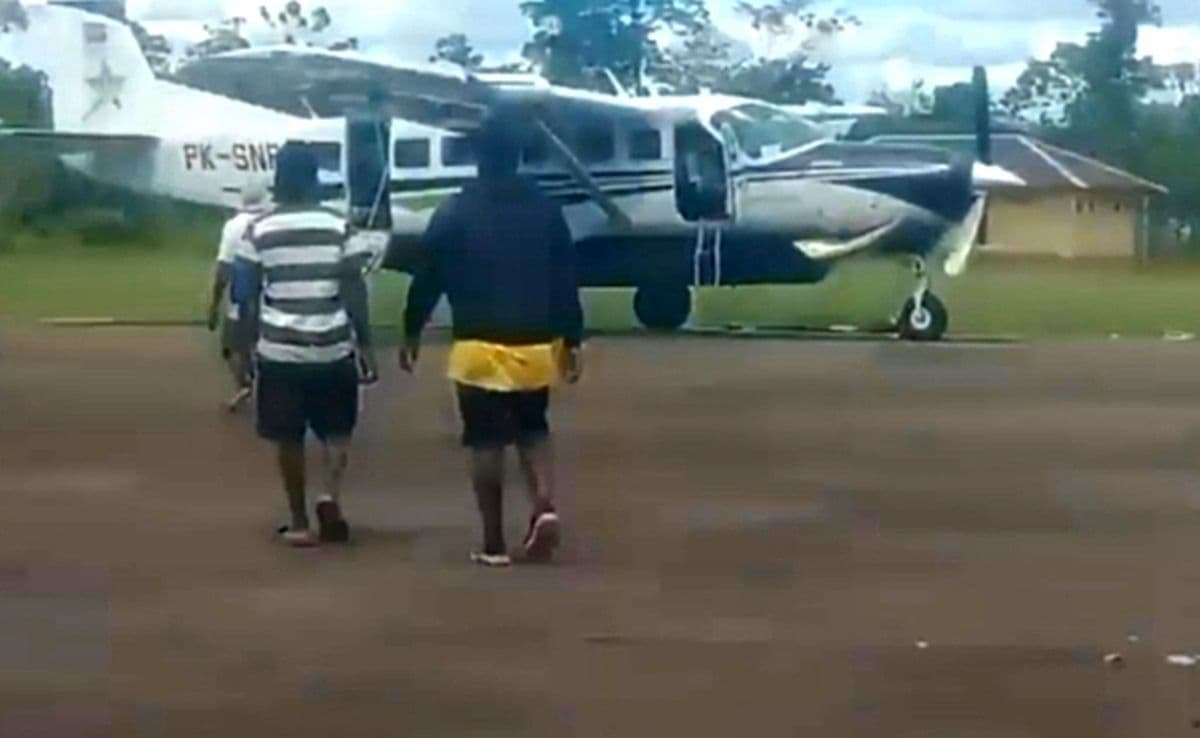 Detik-Detik Terakhir Pilot Smart Air: Sempat Kirim Sinyal Darurat Sebelum Tewas Ditembak KKB Detik-Detik Terakhir Pilot Smart Air: Sempat Kirim Sinyal Darurat Sebelum Tewas Ditembak KKB