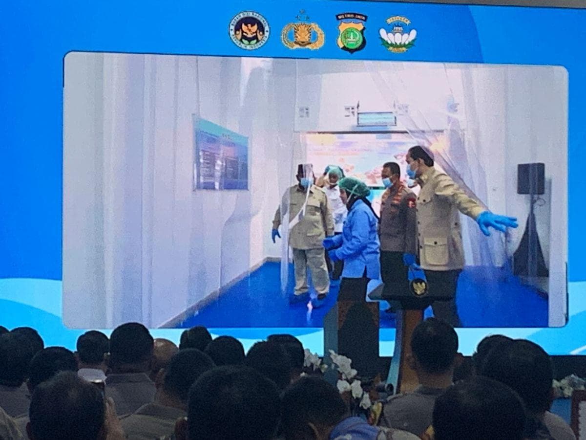 Momen Prabowo Tinjau Dapur MBG Polri, Pakai Masker hingga Sarung Tangan Momen Prabowo Tinjau Dapur MBG Polri, Pakai Masker hingga Sarung Tangan