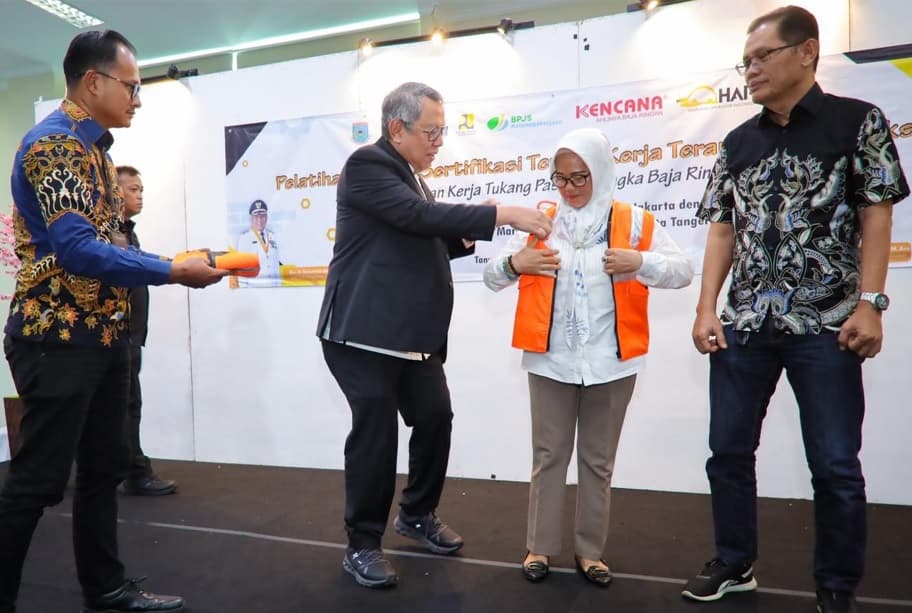 Wali Kota Tangsel Sebut Profesi Tukang Berperan dalam Pembangunan di Daerah Wali Kota Tangsel Sebut Profesi Tukang Berperan dalam Pembangunan di Daerah