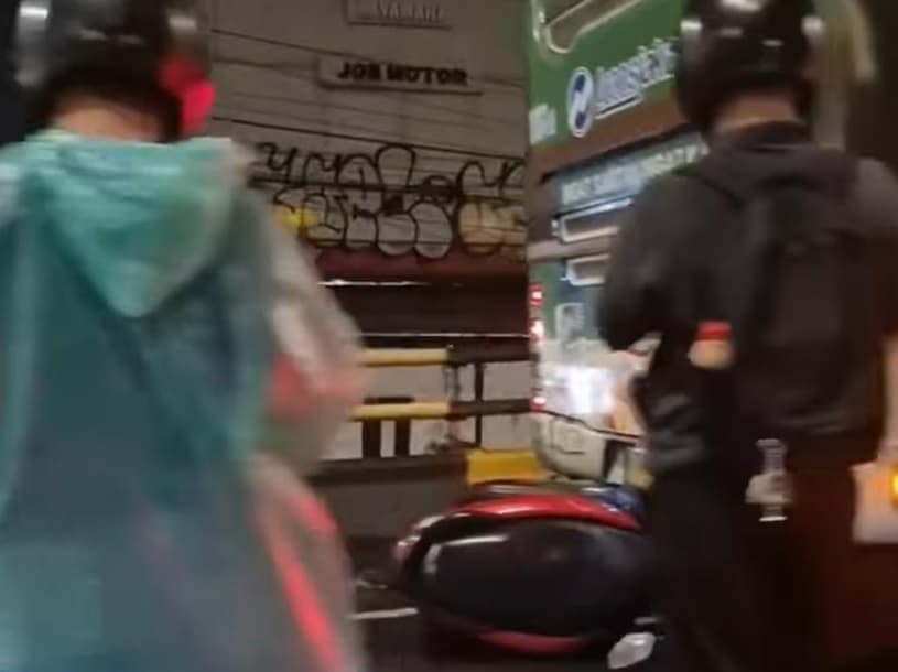 Pemotor Tabrak TransJakarta hingga Masuk ke Dalam Kolong Bus Pemotor Tabrak TransJakarta hingga Masuk ke Dalam Kolong Bus