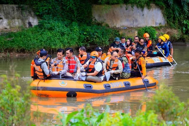 Susuri Kali Jaletreng, Pilar Tabur Karbon Aktif Atasi Pencemaran Imbas Kebakaran Susuri Kali Jaletreng, Pilar Tabur Karbon Aktif Atasi Pencemaran Imbas Kebakaran