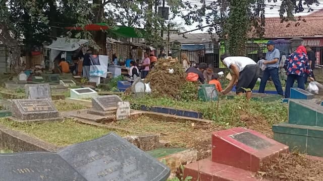 Mengintip Tradisi Ziarah Kubu Jelang Ramadan di TPU Cipinang Besar Mengintip Tradisi Ziarah Kubu Jelang Ramadan di TPU Cipinang Besar