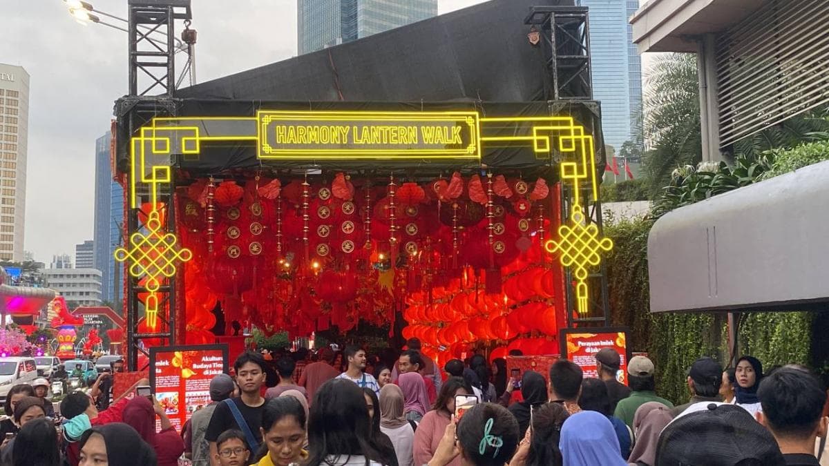 Festival Imlek di Kawasan Bundaran HI Dipadati Warga, Instalasi Lampion Jadi Sasaran Swafoto Festival Imlek di Kawasan Bundaran HI Dipadati Warga, Instalasi Lampion Jadi Sasaran Swafoto
