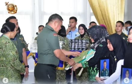 KSAD dan KSAU Berikan Bantuan kepada Keluarga Prajurit TNI AL Korban Longsor Cisarua KSAD dan KSAU Berikan Bantuan kepada Keluarga Prajurit TNI AL Korban Longsor Cisarua