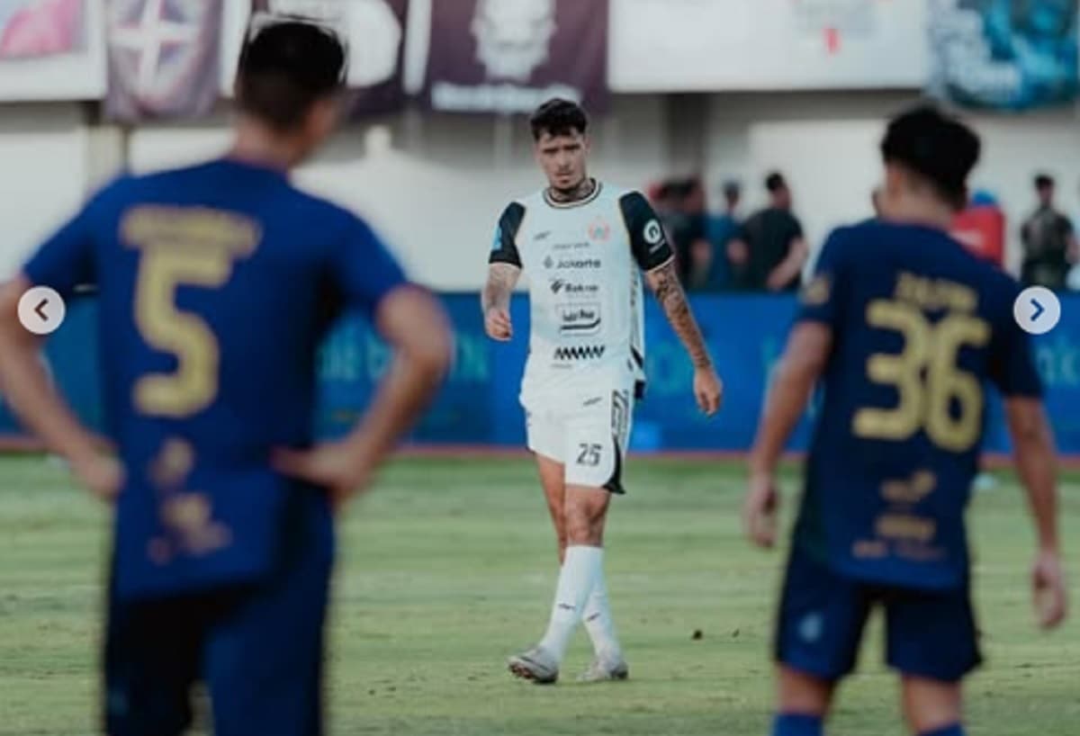 Shayne Pattynama Takjub Lihat Totalitas Jakmania, Tak Sabar Perkuat Persija Jakarta di JIS! Shayne Pattynama Takjub Lihat Totalitas Jakmania, Tak Sabar Perkuat Persija Jakarta di JIS!