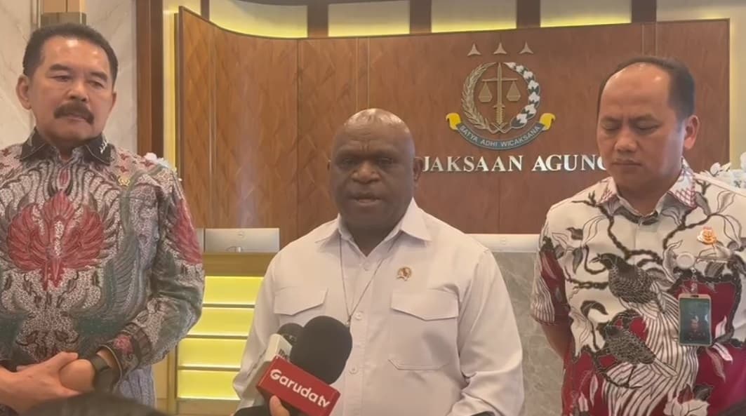 Jaksa Agung Bertemu Natalius Pigai Bahas Revisi UU HAM Jaksa Agung Bertemu Natalius Pigai Bahas Revisi UU HAM