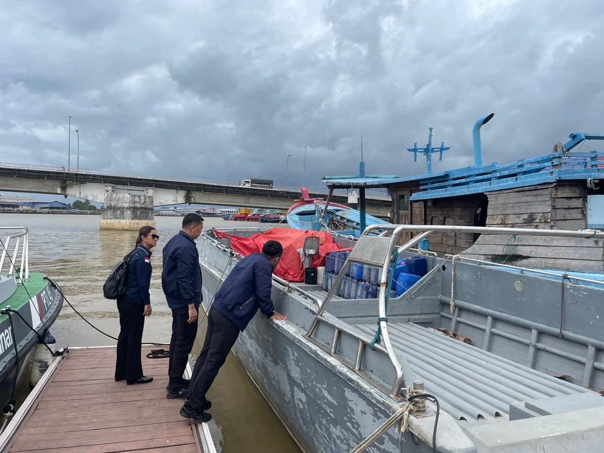 Bareskrim Sita Kapal Diduga Selundupkan Pasir Timah ke Malaysia Bareskrim Sita Kapal Diduga Selundupkan Pasir Timah ke Malaysia