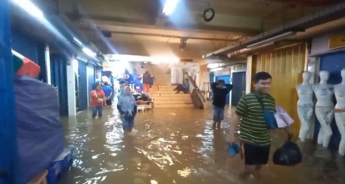 Pasar Cipulir Banjir, Pedagang Menjerit Omzet Turun Drastis Pasar Cipulir Banjir, Pedagang Menjerit Omzet Turun Drastis