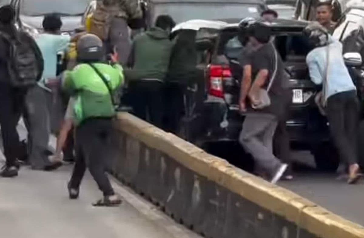 Ugal-ugalan hingga Lawan Arah di Gunung Sahari, Pengemudi Mobil Diamuk Massa Ugal-ugalan hingga Lawan Arah di Gunung Sahari, Pengemudi Mobil Diamuk Massa