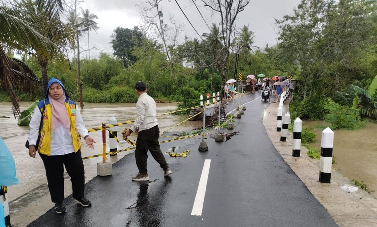 Banjir Kepung Tiga Daerah di NTB: Satu Warga Meninggal, Lebih dari 2.000 KK Terdampak Banjir Kepung Tiga Daerah di NTB: Satu Warga Meninggal, Lebih dari 2.000 KK Terdampak