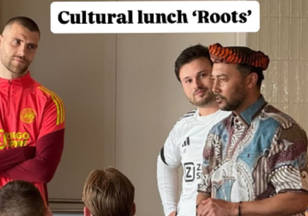 Kisah Haru Denny Landzaat, Eks Asisten Pelatih Timnas Indonesia yang Bangga Pakai Batik di Depan Skuad Ajax Amsterdam Kisah Haru Denny Landzaat, Eks Asisten Pelatih Timnas Indonesia yang Bangga Pakai Batik di Depan Skuad Ajax Amsterdam