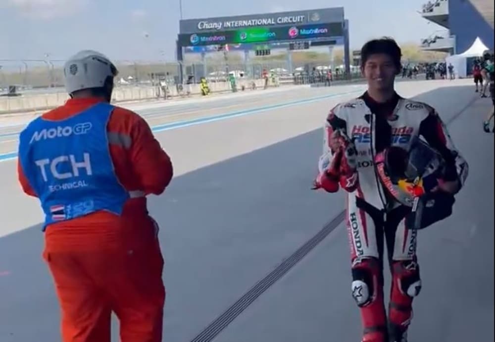 Veda Ega Pamer Senyuman Usai Raih Start Posisi 5 di Moto3 Thailand 2026, Warganet: Mirip Marc Marquez! Veda Ega Pamer Senyuman Usai Raih Start Posisi 5 di Moto3 Thailand 2026, Warganet: Mirip Marc Marquez!