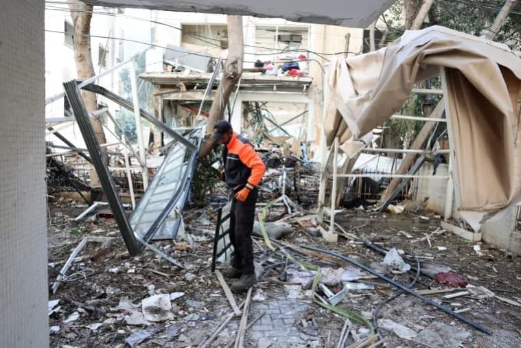 Serangan Rudal Iran Tembus Tempat Perlindungan Israel, 4 Bangunan Hancur dan 9 Tewas Serangan Rudal Iran Tembus Tempat Perlindungan Israel, 4 Bangunan Hancur dan 9 Tewas