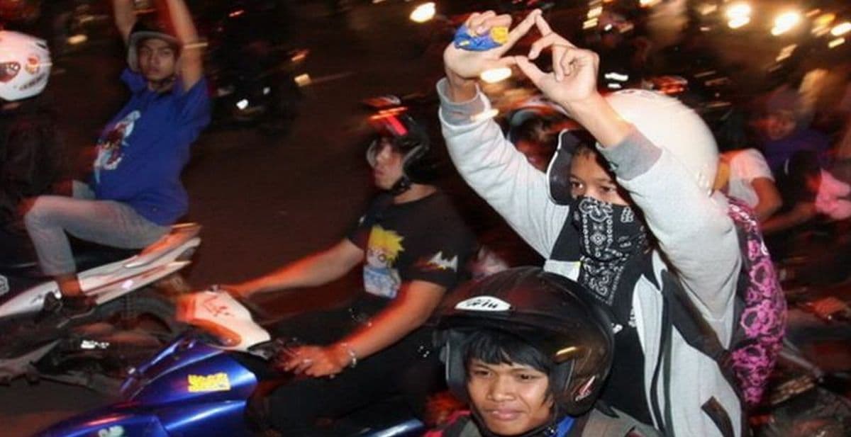 Gerombolan Pemotor Nekat Lawan Arah di Cakung Jaktim Gerombolan Pemotor Nekat Lawan Arah di Cakung Jaktim