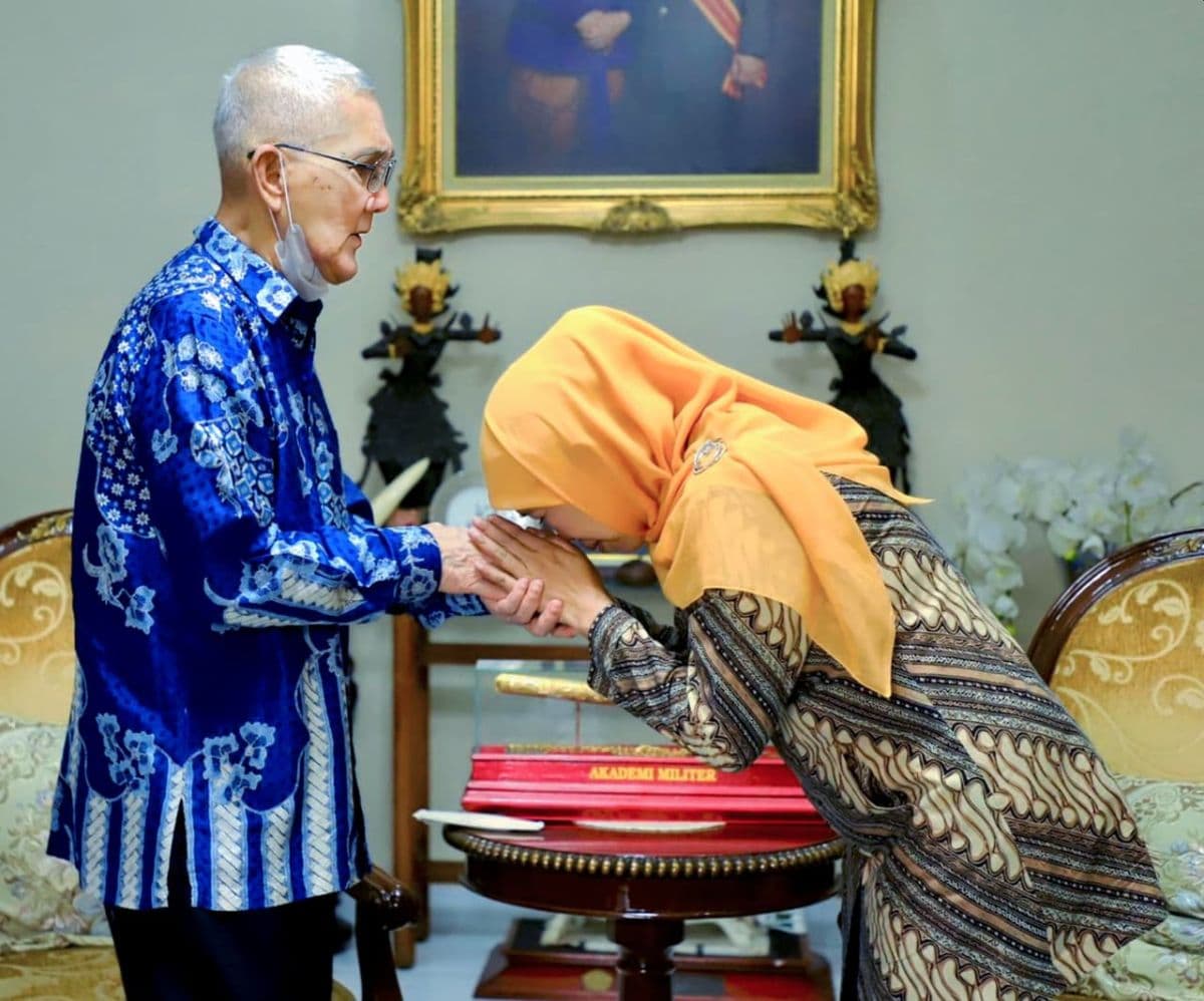 Try Sutrisno Wafat, Khofifah Ajak Warga Jatim Kibarkan Bendera Setengah Tiang Dua Hari Try Sutrisno Wafat, Khofifah Ajak Warga Jatim Kibarkan Bendera Setengah Tiang Dua Hari