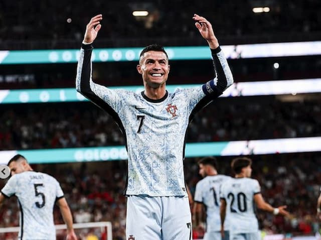 Kisah Respek Cristiano Ronaldo, Selalu Ingatkan Rekan Setimnya untuk Solat dan Minta Latihan Berhenti saat Azan Kisah Respek Cristiano Ronaldo, Selalu Ingatkan Rekan Setimnya untuk Solat dan Minta Latihan Berhenti saat Azan