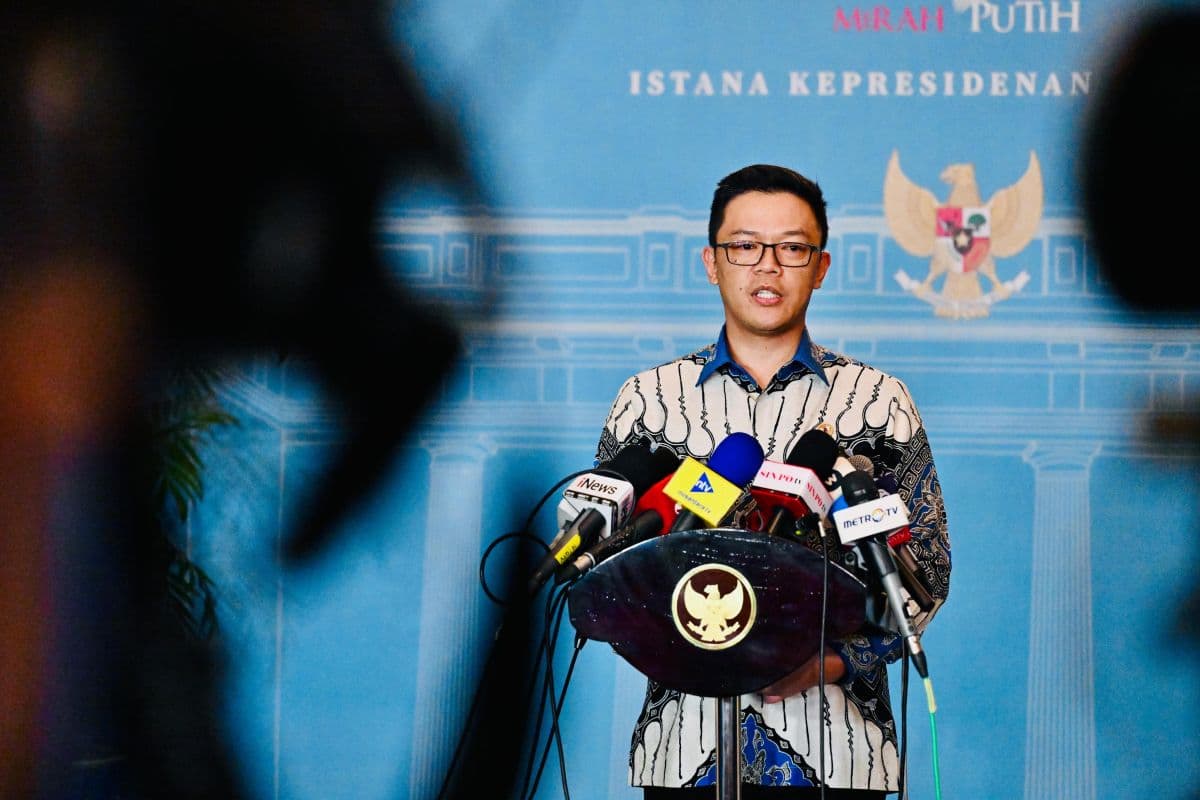 Jalur Udara Iran Masih Ditutup, Menlu Pastikan 15 WNI Dievakuasi dari Teheran Jalur Udara Iran Masih Ditutup, Menlu Pastikan 15 WNI Dievakuasi dari Teheran