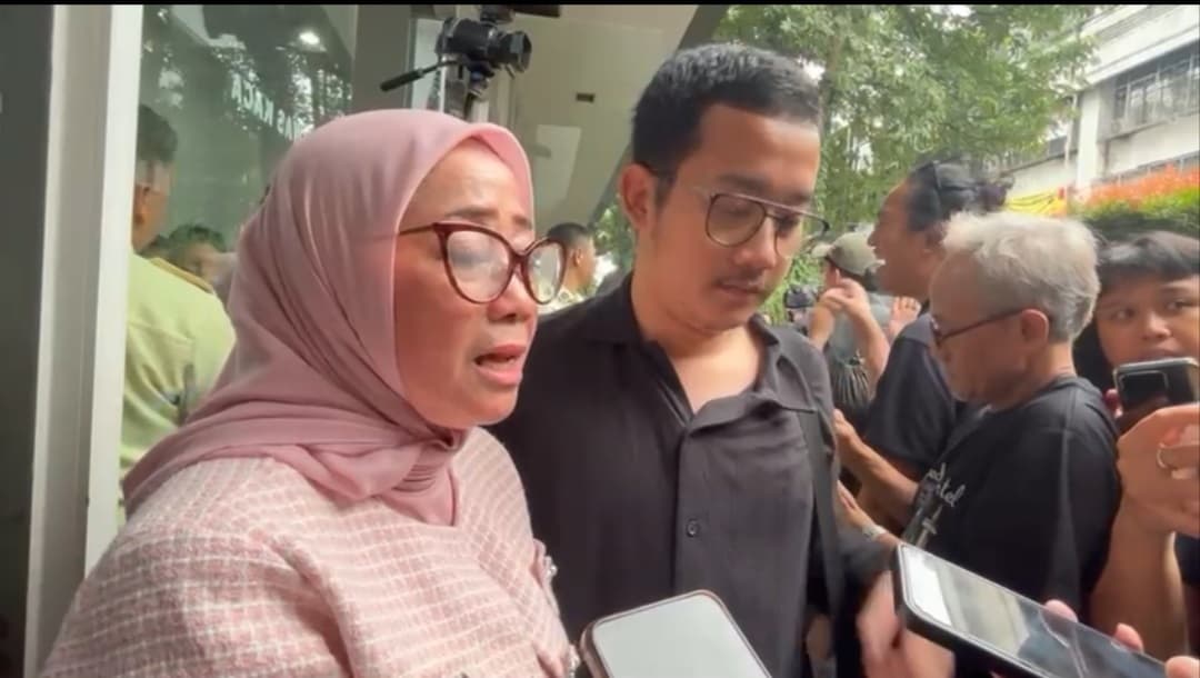 Anaknya Divonis Bebas, Tangis Ibunda Delpedro Pecah Anaknya Divonis Bebas, Tangis Ibunda Delpedro Pecah