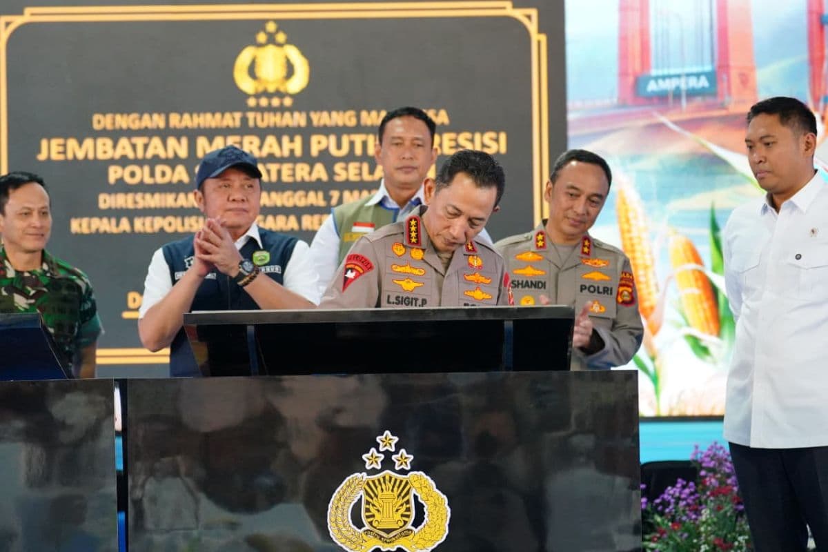 Kapolri Resmikan 57 Jembatan Merah Putih, Permudah Akses Warga Kapolri Resmikan 57 Jembatan Merah Putih, Permudah Akses Warga