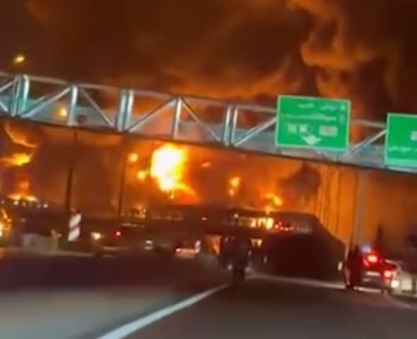 Israel Serang Depot Minyak Iran, Kebakaran Hebat Landa Teheran Israel Serang Depot Minyak Iran, Kebakaran Hebat Landa Teheran