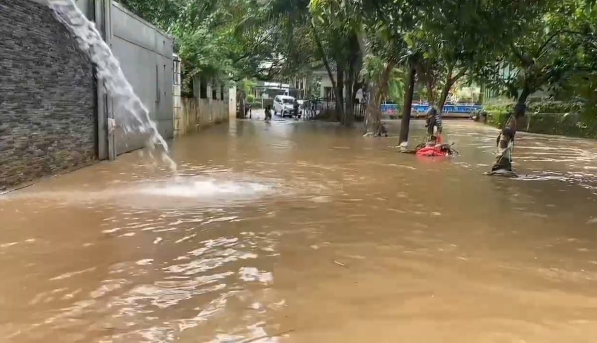 Kali Krukut Meluap, Pemukiman Puri Mutiara Cilandak Jaksel Terendam Kali Krukut Meluap, Pemukiman Puri Mutiara Cilandak Jaksel Terendam