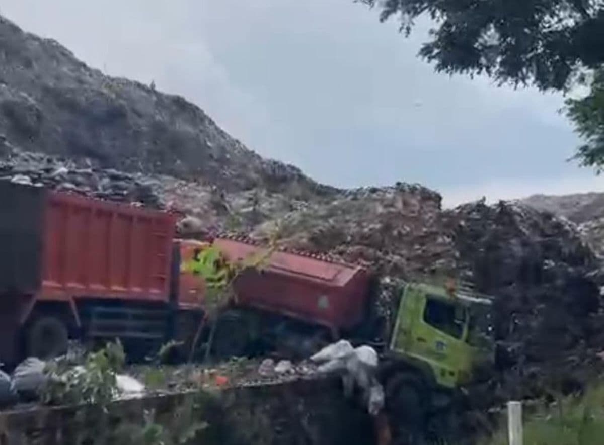 Gunungan Sampah Bantargebang Longsor, Truk dan Warung Tertimbun Gunungan Sampah Bantargebang Longsor, Truk dan Warung Tertimbun