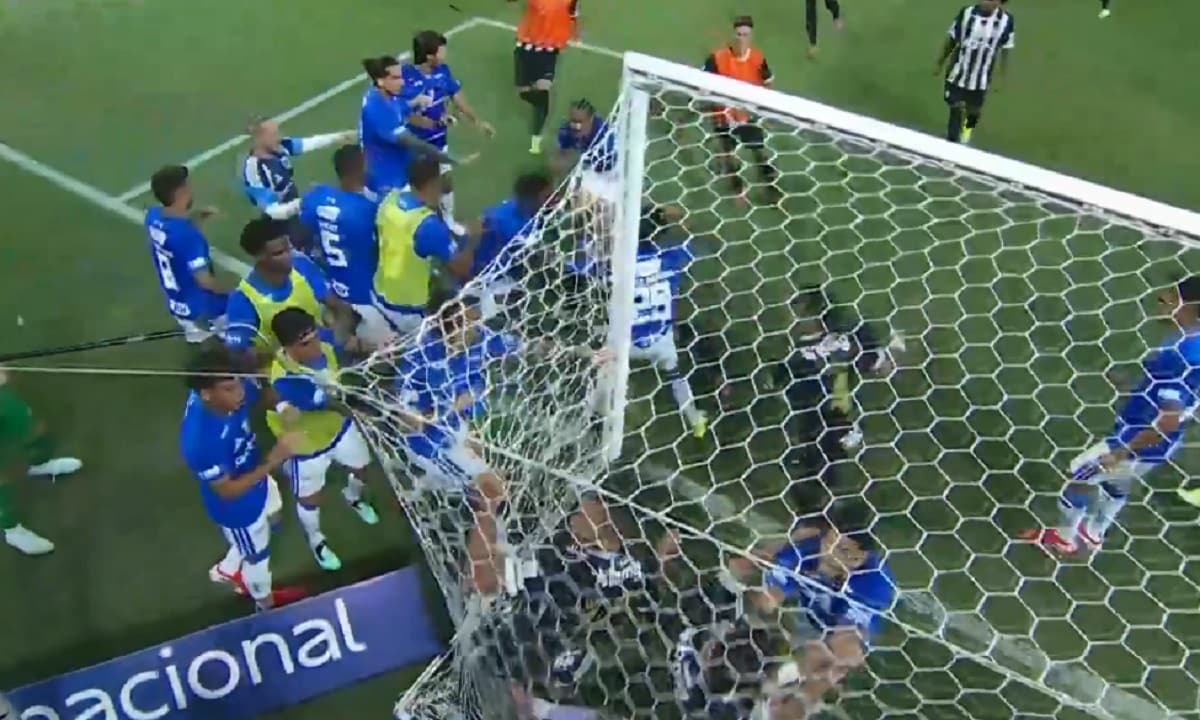 Tawuran Pecah di Laga Cruzeiro vs Atletico Mineiro, Wasit Keluarkan 23 Kartu Merah! Tawuran Pecah di Laga Cruzeiro vs Atletico Mineiro, Wasit Keluarkan 23 Kartu Merah!