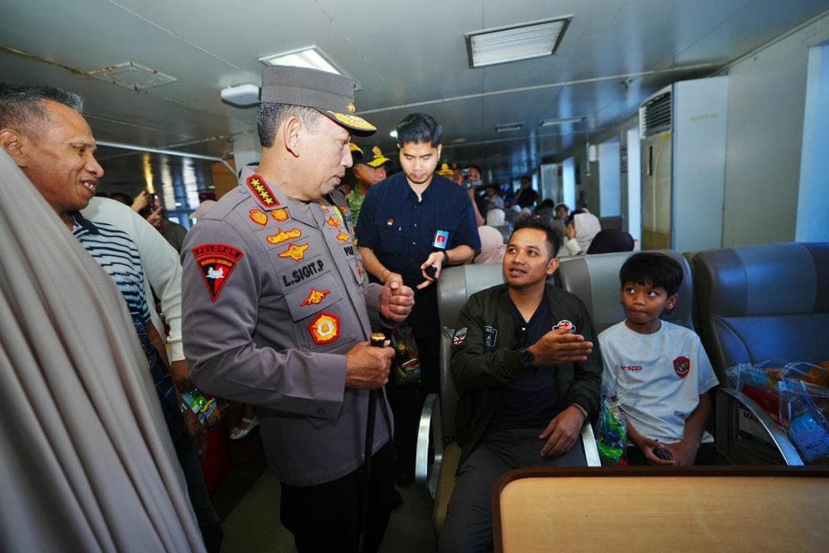 Tinjau Arus Mudik di Pelabuhan Merak, Kapolri Pastikan Beri Pelayanan Maksimal Tinjau Arus Mudik di Pelabuhan Merak, Kapolri Pastikan Beri Pelayanan Maksimal