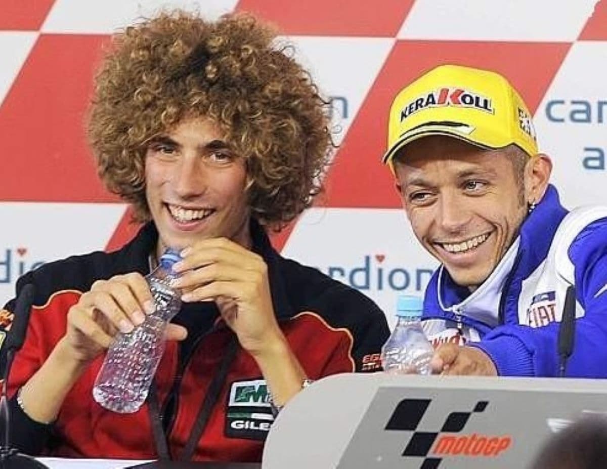 Kisah Pilu Pembalap Marco Simoncelli, Diduga Selamatkan Nyawa Valentino Rossi di MotoGP Austria 2020 Kisah Pilu Pembalap Marco Simoncelli, Diduga Selamatkan Nyawa Valentino Rossi di MotoGP Austria 2020