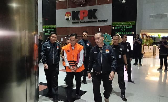 Penampakan Bupati dan Sekda Cilacap Kenakan Rompi Oranye Tahanan KPK Penampakan Bupati dan Sekda Cilacap Kenakan Rompi Oranye Tahanan KPK