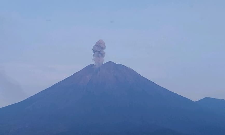Gunung Semeru Erupsi Pagi Ini, Muntahkan Kolom Abu Setinggi 1.000 Meter Gunung Semeru Erupsi Pagi Ini, Muntahkan Kolom Abu Setinggi 1.000 Meter