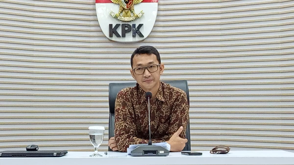Geledah Rumah Dinas Bupati Cilacap, KPK Sita HP Berisi Chat Pengumpulan Uang Geledah Rumah Dinas Bupati Cilacap, KPK Sita HP Berisi Chat Pengumpulan Uang