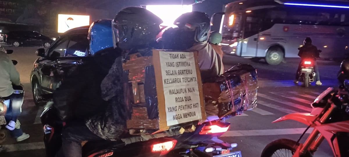 Mudik Sambil Curhat! Tulisan di Kardus Motor Ini Bikin Senyum Pemudik Lain Mudik Sambil Curhat! Tulisan di Kardus Motor Ini Bikin Senyum Pemudik Lain